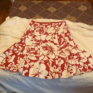 Size 6 red and cream floral skirt. Super cute.